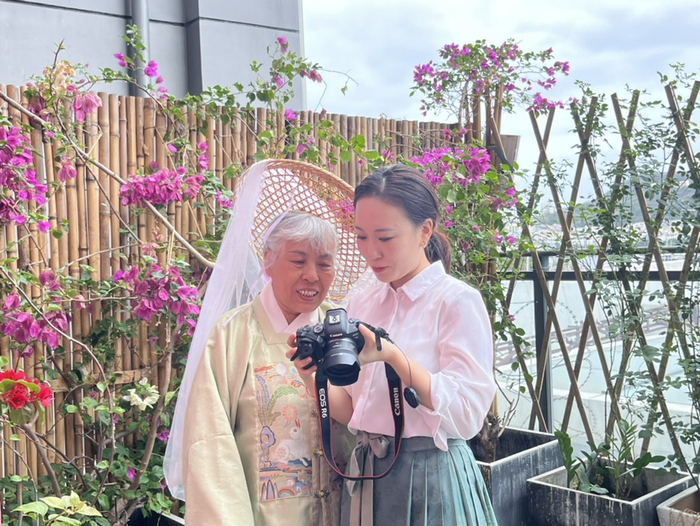 刘澄澄正在给顾客浏览拍摄图片。记者 刘子榕摄