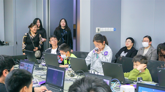 现场的家长们，看着孩子们踊跃参加活动的身影，也不由感慨。