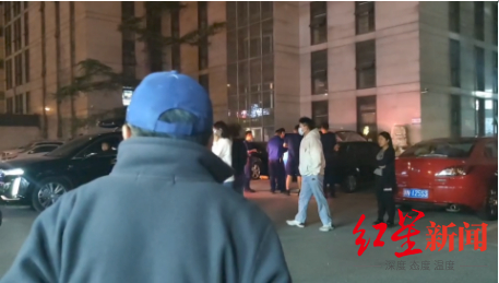 现场等待的家属和工作人员