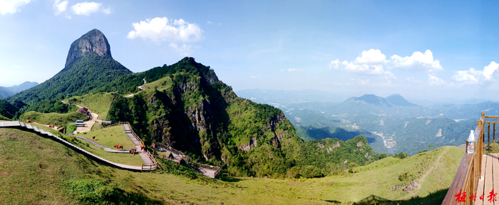 天龙顶主峰海拔1211米，是梧州第一高峰、桂东南第二高峰。李豪贤 摄