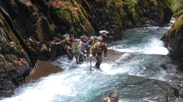 大熊猫国家公园北川小寨子沟片区的巡护队员们，在野外巡护
