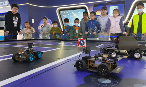 当天的科普体验活动分为人工智能展厅参观、VR互动体验、人工智能特色实践课堂三大内容。