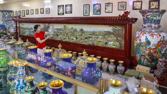 三河市燕郊镇南黄辛庄村珑珐琅景泰蓝展陈体验馆内，游客正在挑选产品。高澍摄