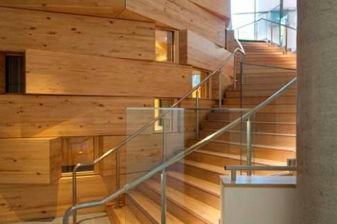 悉尼科技大学UTS 8号楼内通透的玻璃楼梯