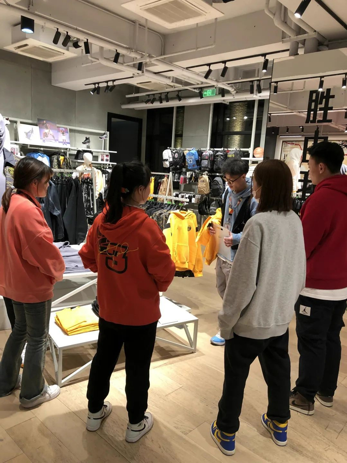 图 | “运动员”们在学习、了解产品