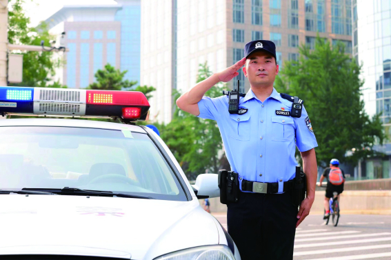图为东方广场派出所民警骆锵。 刘聪 摄