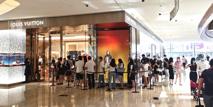 “工资涨幅跑不赢香奈儿涨价，奢侈品对于我来说确实太奢侈。”