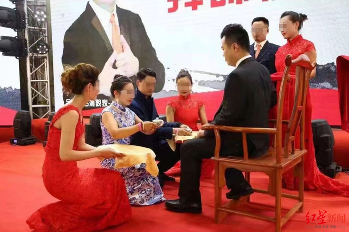 ↑因犯组织、领导传销活动罪被判刑的汝某、高某夫妇和杨涛鸣合影