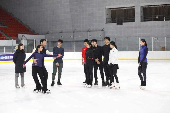 ↑陈溪梓/邢珈宁在冰舞专题训练营上