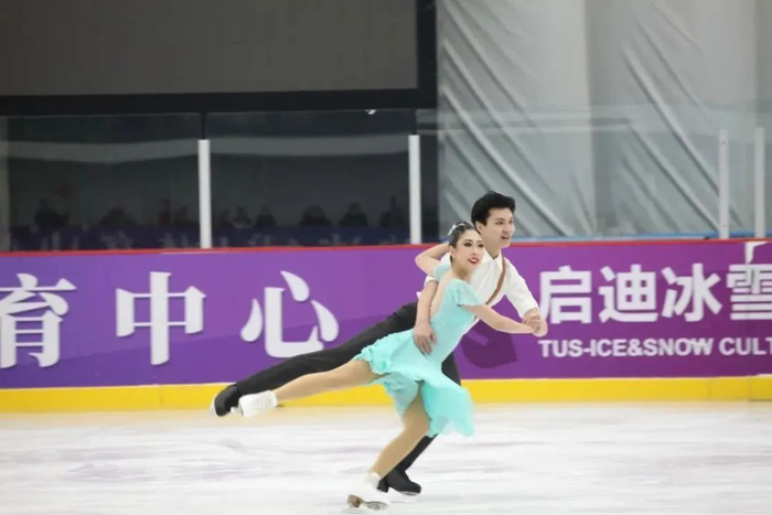 ↑陈溪梓/邢珈宁参与北京舞蹈学院与中国花样滑冰协会冬奥战略合作成果汇报演出