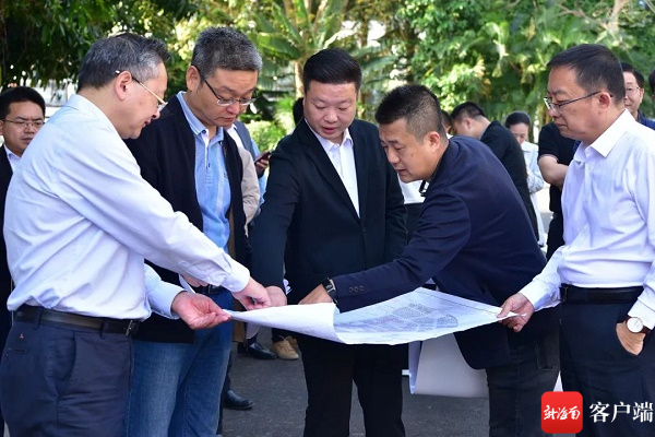 　　图为陵水黎族自治县委书记吴海峰（左三）等调查海归小镇建设情况。陵水融媒体中心供图