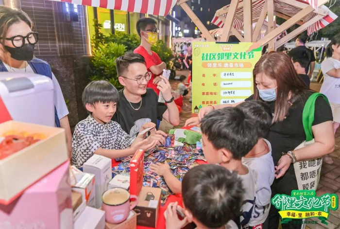 里水镇举办邻里乐（跳蚤市场），亲子家庭进行旧物义卖和物物交换。