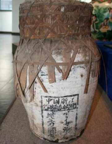 1956年冬酿“鉴湖名酒”，中国浙江鉴湖长春绍兴酒（现存会稽山黄酒博物馆）