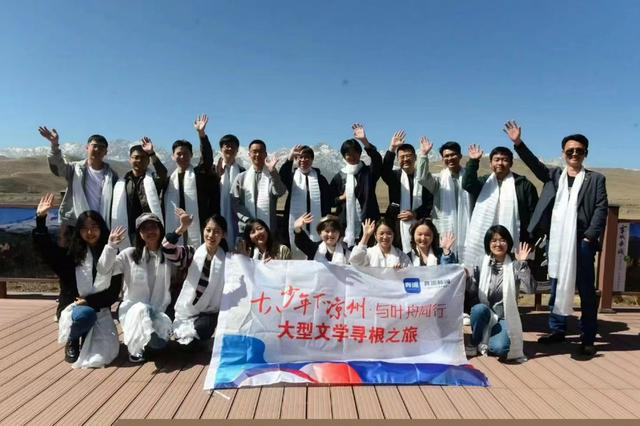 十八少年在马牙雪山前合照（主办方供图）。