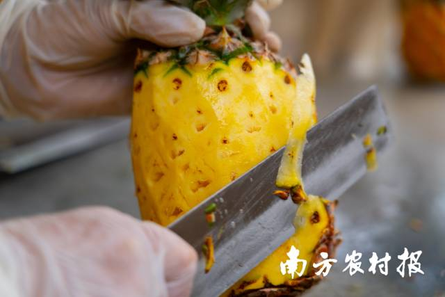 熟练的水果档主,最快30秒削完一个小菠萝。