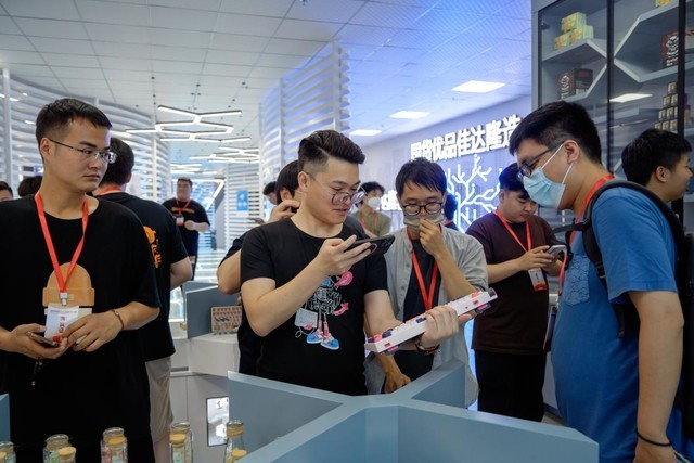 现场抓拍玩家参观文化长廊