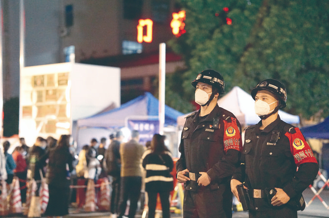 “漳州110”民警在路面巡逻。（资料图片）