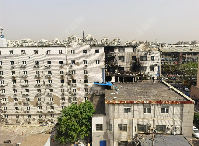 北京长峰医院被熏黑的外墙 图片来源：每经记者 林姿辰 摄（资料图）