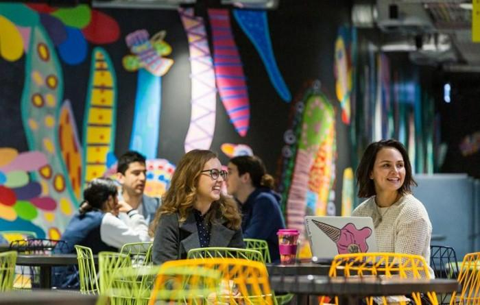 两位学生在悉尼科技大学UTS的美食广场