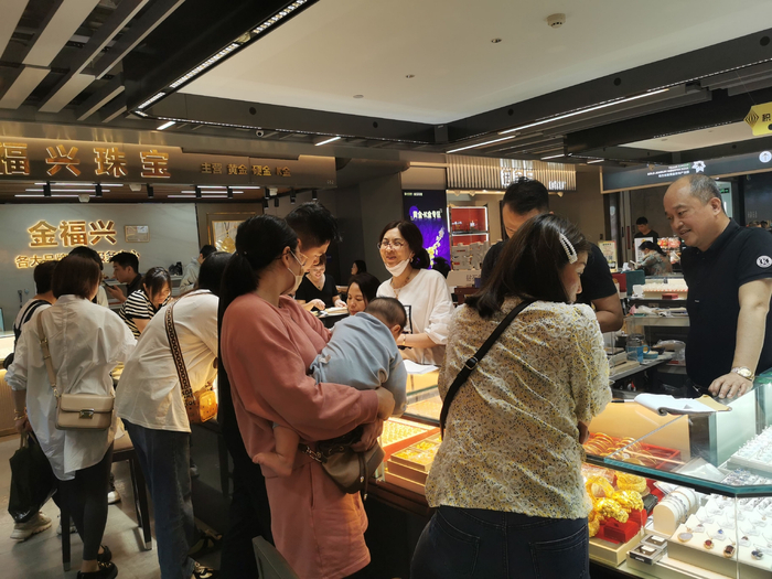     图二：交易市场内人气火爆。摄图/丁蓉