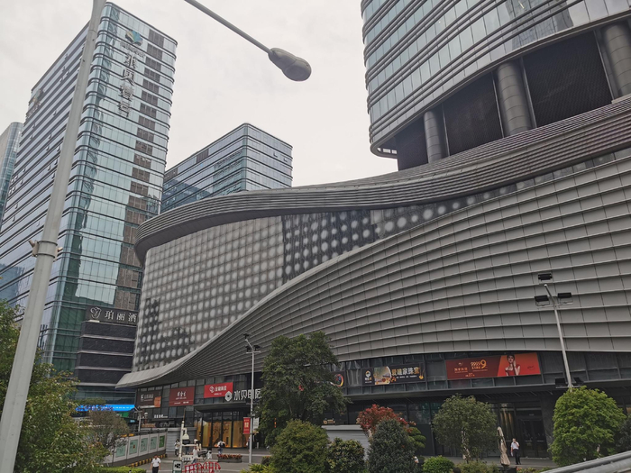     图一：深圳市罗湖区水贝，为全国重要的珠宝黄金交易市场。摄图/丁蓉