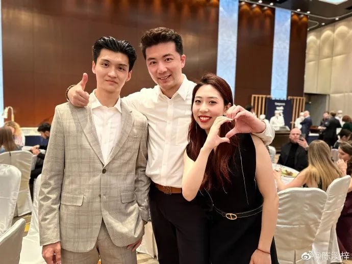 ↑陈溪梓/邢珈宁和教练郑汛在世锦赛晚宴上