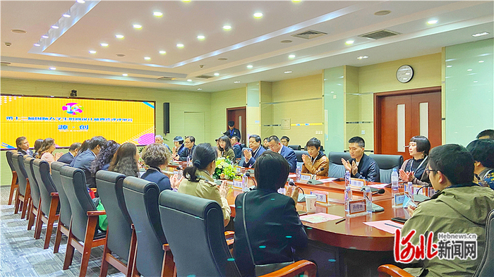 第十二届国际大学生时尚设计盛典大赛终评会现场。 通讯员王怡宁摄