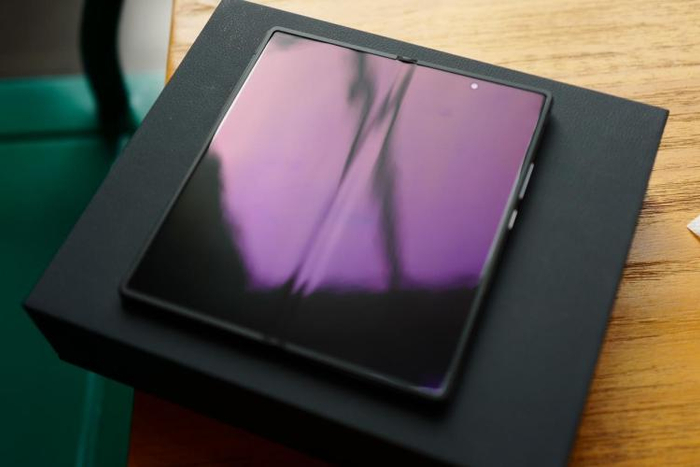 中间折痕控制得不错，是这款产品亮点之一 图源：品玩lzh摄