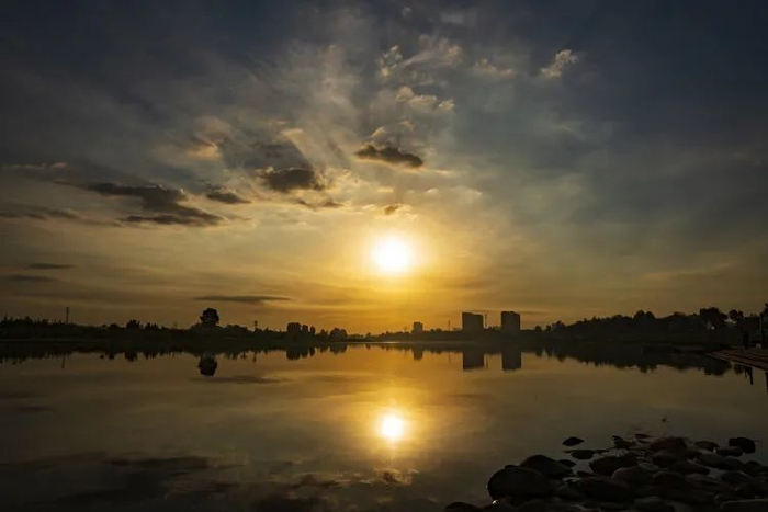 晚霞映衬下的泜河风光宜人。范伟峰、韩文海摄