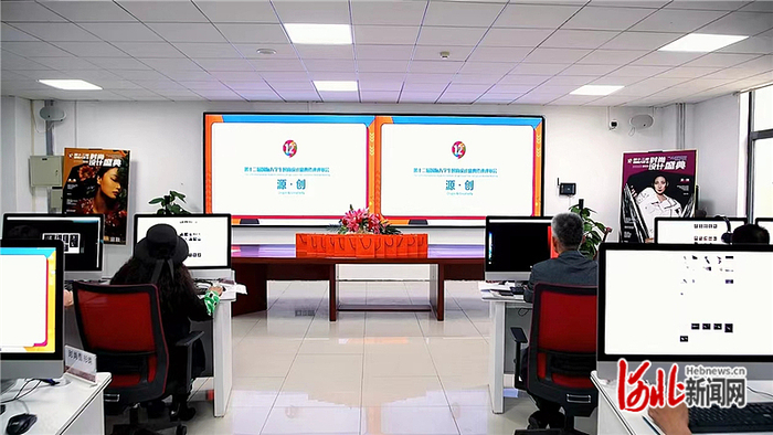 第十二届国际大学生时尚设计盛典大赛终评在燕京理工学院进行。通讯员王怡宁摄