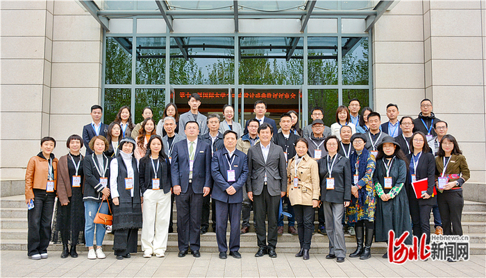 第十二届国际大学生时尚设计盛典大赛终评评委与组委会人员合影。通讯员王怡宁摄