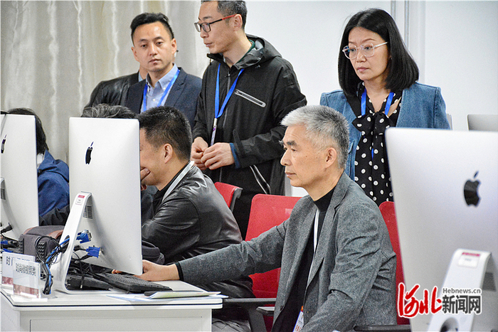 第十二届国际大学生时尚设计盛典大赛终评在燕京理工学院进行。通讯员王怡宁摄