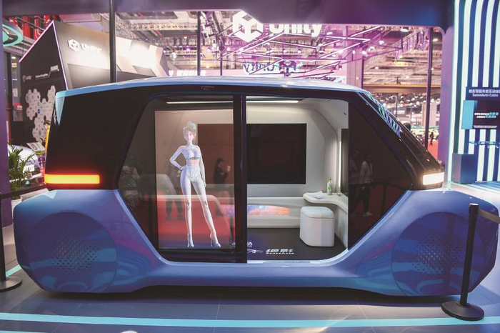 ▲在本届车展上，商汤绝影的智能展示舱将数字人与大模型结合起来。 本报记者 张伊辰摄