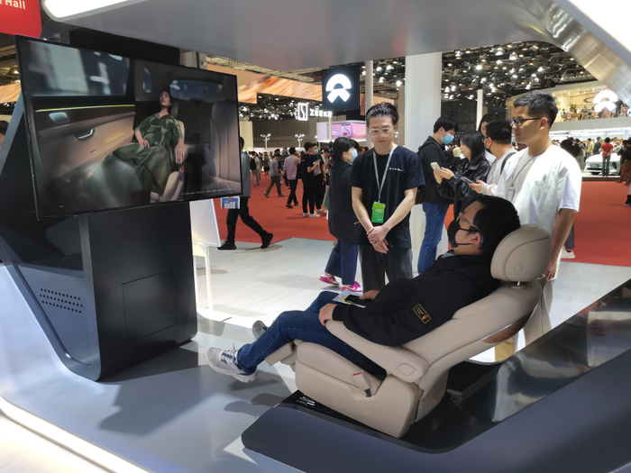 观众正在体验汽车智能座舱。