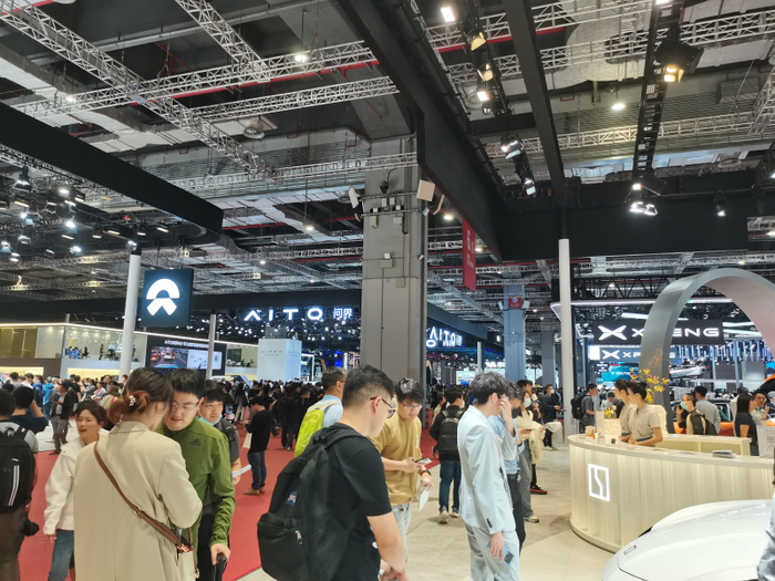 2023上海车展上，新能源汽车品牌所在的展厅热度极高。