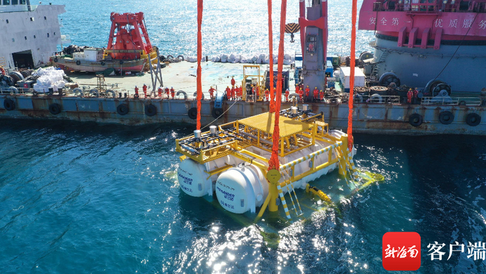 　　3月31日，全球首个商用海底数据中心首舱在陵水下水。陵水融媒体中心供图