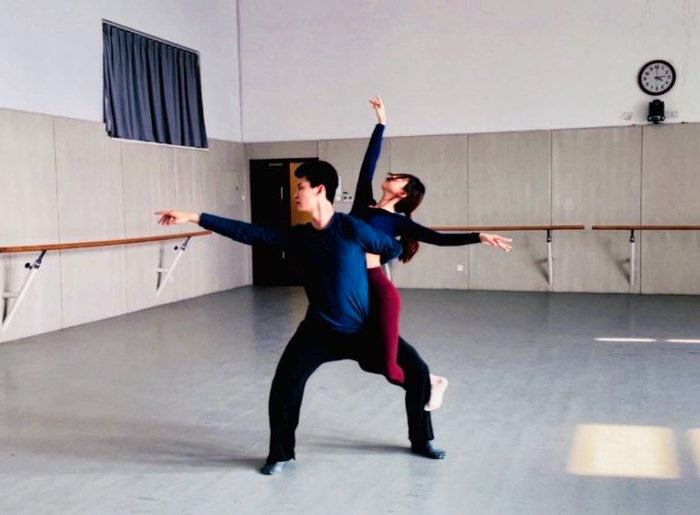 ↑陈溪梓/邢珈宁在学校里练习舞蹈