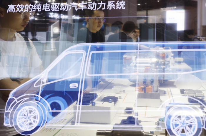 2023年4月18日，2023上海车展，观众在博世展台了解相关车辆配件。