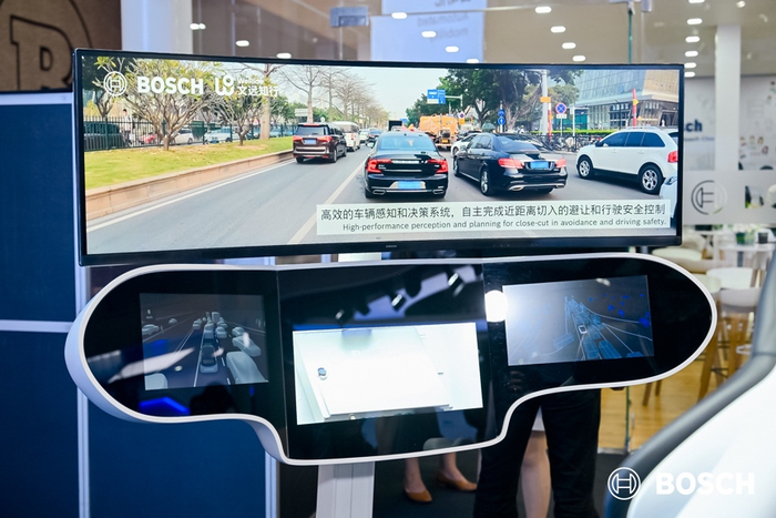 文远知行与博世中国共同打造的高阶智能驾驶解决方案展台