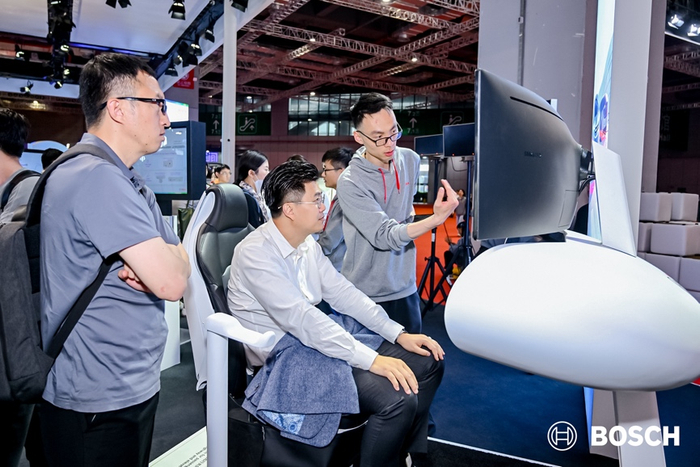 车展观众深入了解文远知行与博世中国共同打造的高阶智能驾驶解决方案