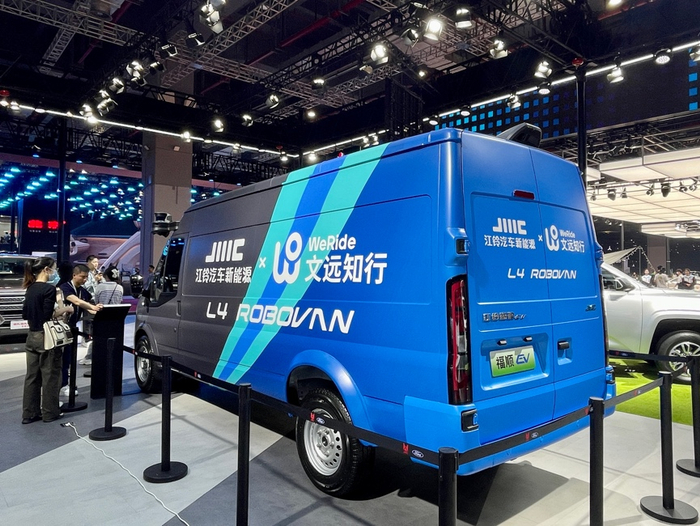 文远知行与江铃汽车共同打造的自动驾驶货运车Robovan