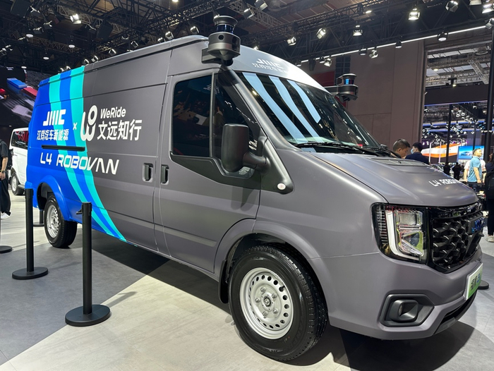 文远知行与江铃汽车共同打造的自动驾驶货运车Robovan