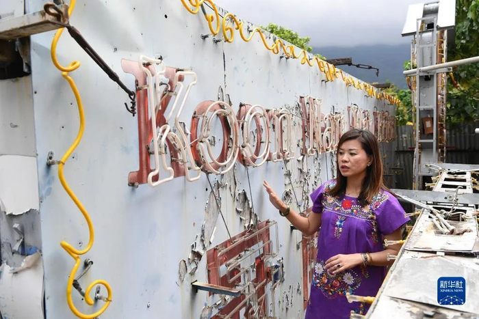 霓虹招牌保育工作者陈倩文介绍她收藏保育的霓虹招牌（3月23日摄）。