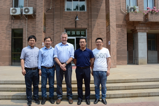 图7：新洋丰科研人员与澳大利亚阿德莱德大学Mike教授合