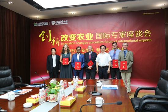 图8：新洋丰为受聘国际专家颁发聘书