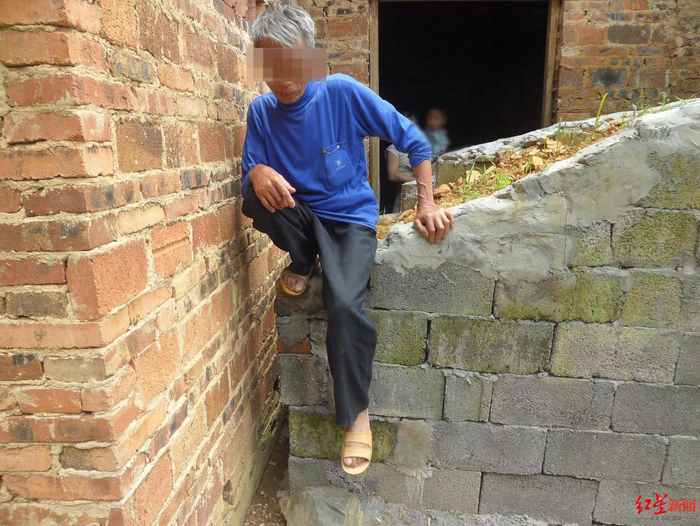  ↑空坟导致陶青峰家偏房侧门被堵，开门行走受限