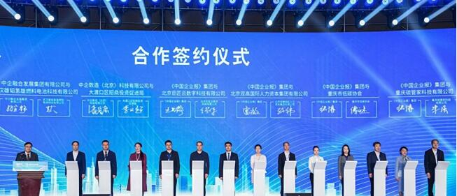 黄红介绍称，在刚刚过去的2022年，大渡口区全区GDP增速、规上工业增加值的增速均位居重庆前列。新兴产业对GDP贡献率超过了30%。目前，大渡口区正围绕“公园大渡口、多彩艺术湾”愿景，推动更高水平生态立区、文化兴区、产业强区。其中，大数据智能化、大健康生物医药、生态环保、新材料、重庆小面等五大百亿级产业集群正在崛起，重要产业迭代、产能升级，一批制造业领军企业、“专精特新”企业正在加速成长。今后，大渡口区将立足打造具有竞争力的现代产业体系，更快形成产业科技与金融人才良性循环。