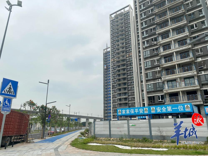 中建星光城部分楼栋临近高速