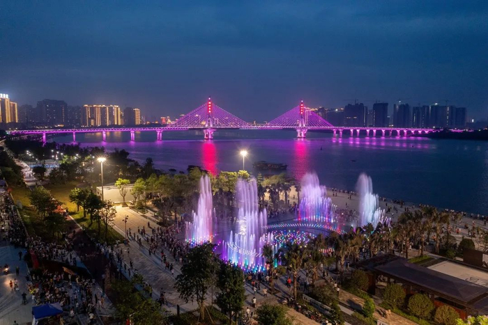 清远市区北江南岸公园音乐喷泉。清远日报签约摄影师 李文勇 摄