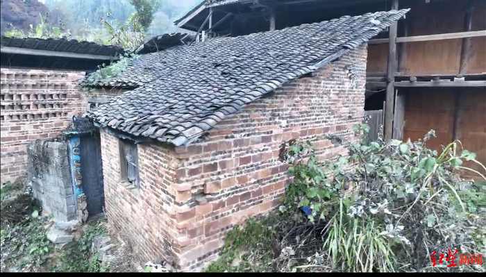  ↑左起：厕所、空坟、偏房、木屋